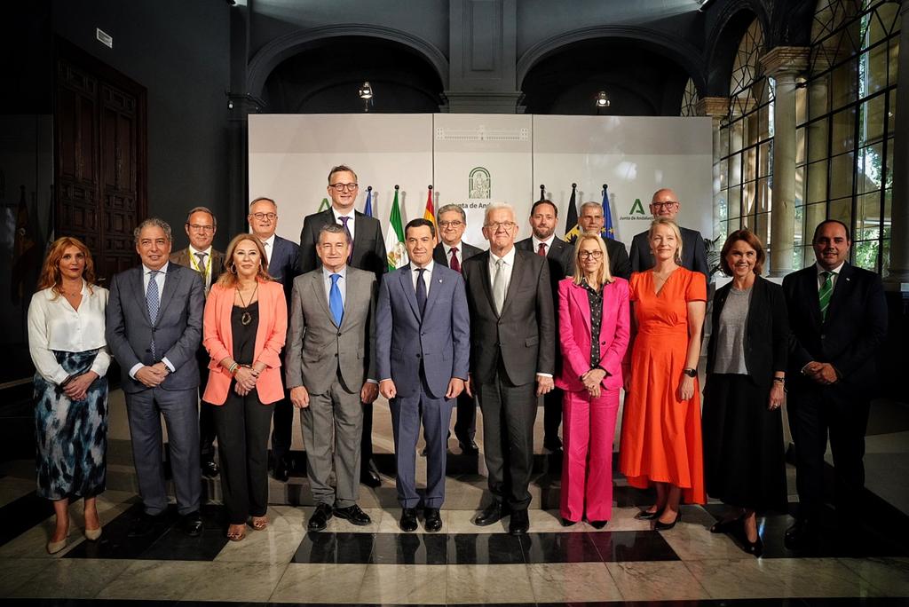 JuanMa_Moreno's tweet image. #Andalucía firma un Convenio con el Estado alemán de Baden-Württemberg (@RegierungBW) para desarrollar iniciativas a favor del hidrógeno verde, la ciencia o las energías renovables.

Seguimos ampliando la alianza por la #RevoluciónVerde.