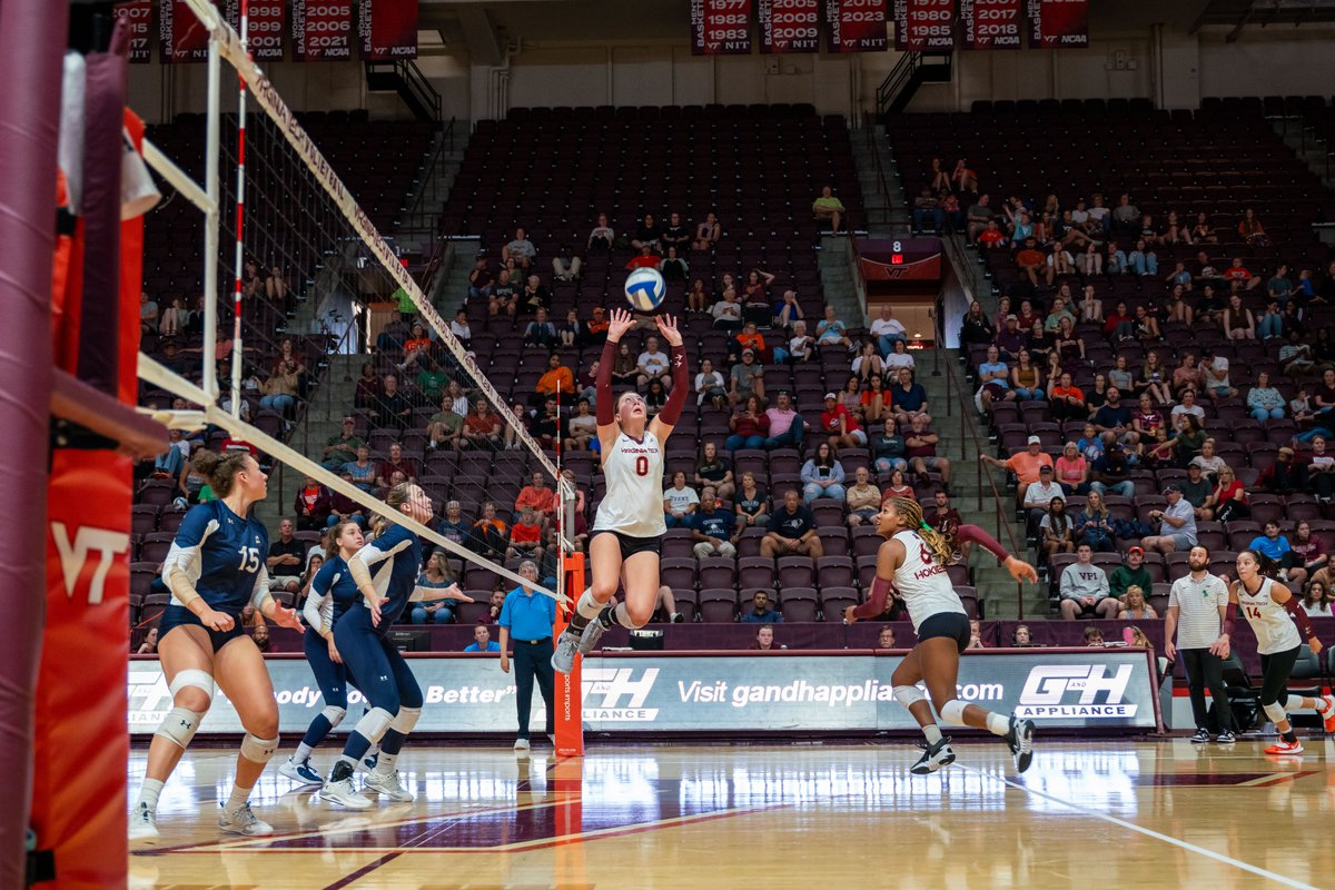 HokiesVB's tweet photo. 𝐒𝐞𝐭𝐭𝐢𝐧𝐠 𝐭𝐡𝐞 𝐭𝐨𝐧𝐞. @hannaborer12 leads the ACC with 570 assists 👊

#Hokies 🦃🏐 https://t.co/1BabZ9HIOH