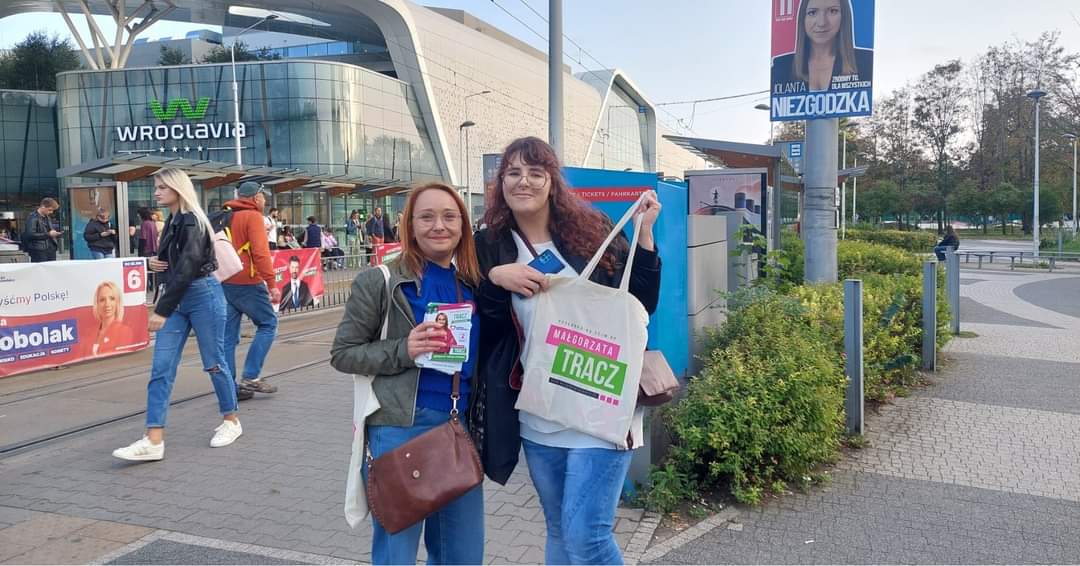 Małgorzata Tracz (@gotracz) on Twitter photo 🌻 Dzisiaj do #TeamTracz dołączył
@rasmusnordqvist - członek zarządu <a href="/europeangreens/">European Greens</a> ✌️
💚 W 9-osobowej drużynie byliśmy dziś pod Wroclavią, aby spotkać się z wrocławiankami i wrocławianami na żywo!
#GoTracz #Zieloni #PolskaWNaszychSercach 🌻 Dzisiaj do #TeamTracz dołączył
@rasmusnordqvist - członek zarządu <a href="/europeangreens/">European Greens</a> ✌️
💚 W 9-osobowej drużynie byliśmy dziś pod Wroclavią, aby spotkać się z wrocławiankami i wrocławianami na żywo!
#GoTracz #Zieloni #PolskaWNaszychSercach