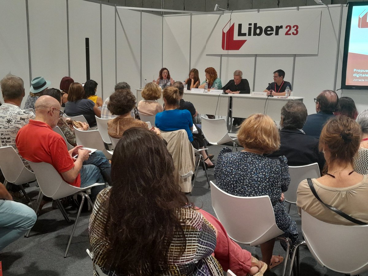 FeriaLiber's tweet photo. @ACEscritores @acetraductores @Asetrad_ORG @unico_es Seguimos reflexionando sobre cómo afecta la #InteligenciaArtificial a la creación y a los profesionales del sector en un panel de expertos presentado por Teresa Corchete (@Tcorch). https://t.co/VUArnNtcrL