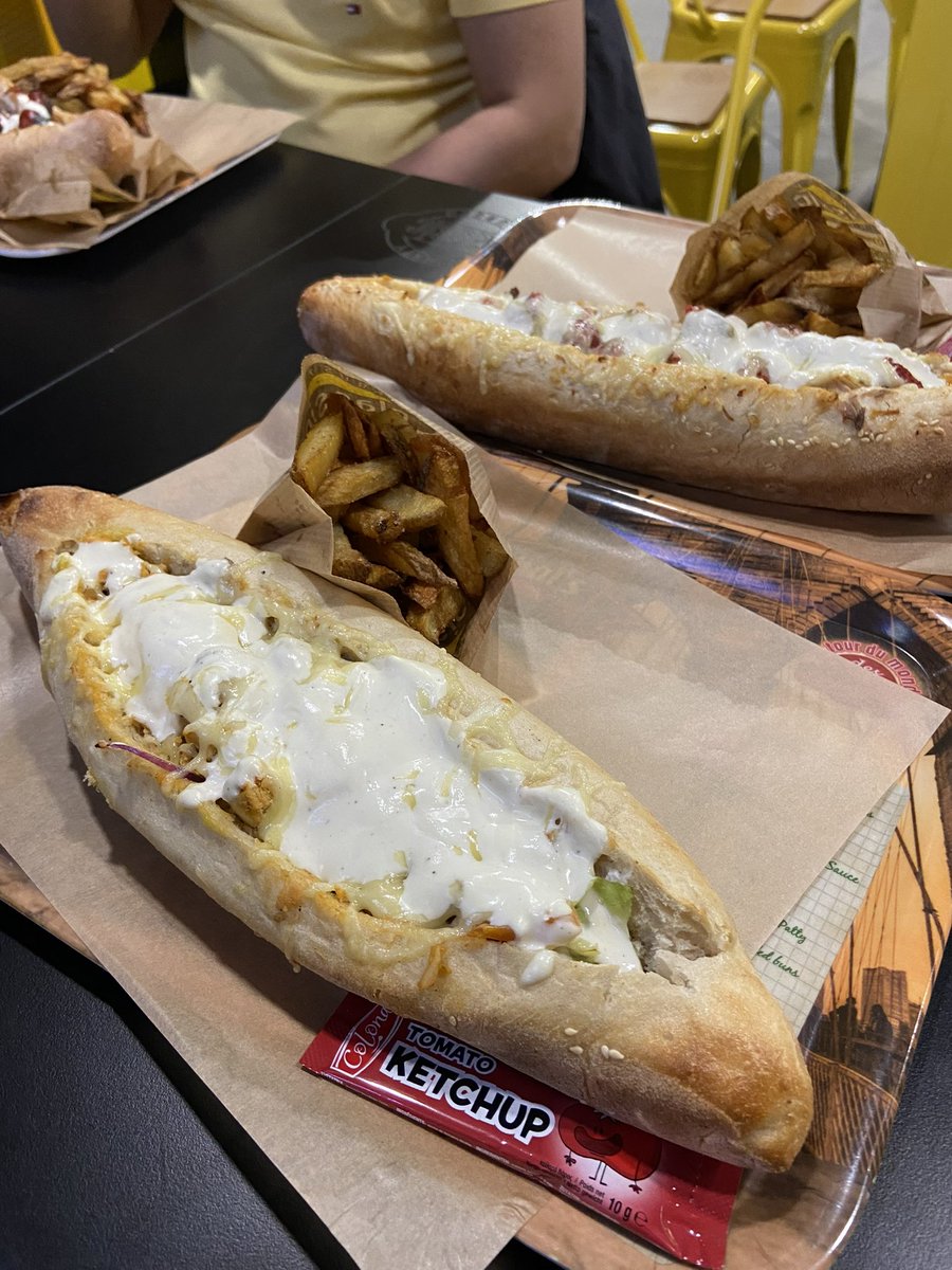 lamoulaga's tweet photo. Je suis lyonnais et j’habite dans le 93 je vous assure que Lyon tabasse tout paname dans le fast-food https://t.co/BfKfdFP6RL