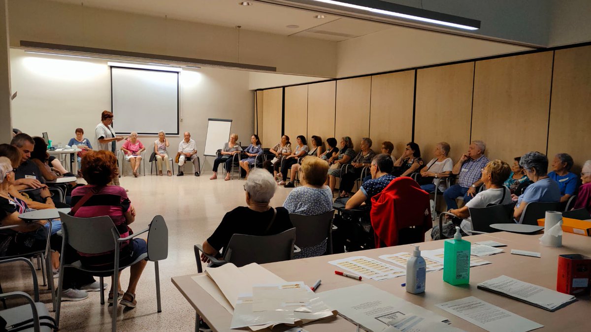 rodmolinet's tweet photo. Comencem avui la 11a edició de #Escoladesalut La Llançadora del #CAPCasernes amb gran participació. Hem treballat la memòria, el moviment i la coordinació mitjançant les cançons de les nostres vides. Ah i no es pot tenir una companya millor! Aupa @mvazquezcorral @apicsbcn https://t.co/3uXVwDsBBb