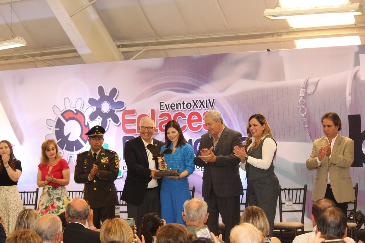 Muchas Felicidades <a href="/SofiaCalvertMtz/">Sofia Calvert</a>, por el merecido reconocimiento con el Águila Canacintra, Máximo Reconocimiento que entrega <a href="/CANACINTRA_slw/">CANACINTRA Coahuila Sureste</a> a sus afiliados. ¡La primera mujer en recibirlo! 👏