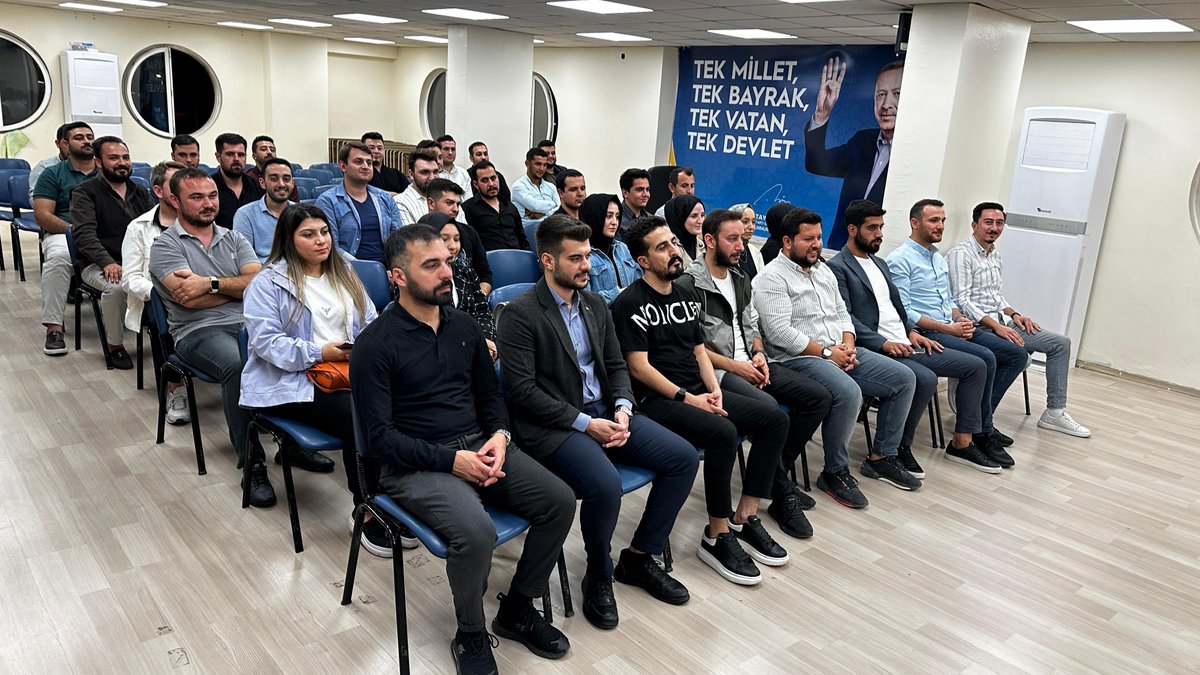 akgenclikkmaras's tweet photo. İl Gençlik Kolları Başkanımız @ferenasci başkanlığında haftalık olağan Yönetim Kurulu toplantımızı gerçekleştirdik.

Toplantımız hayırlara vesile olsun. https://t.co/E8u8gVzWGy