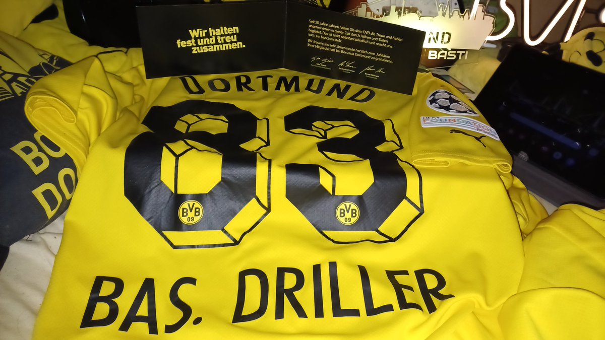 BastianDriller's tweet photo. #FranzösischeKüche 🇪🇺🇨🇵🤌🏻😍🥰🤤😋
#ElsässerFlammkuchen 🍕🇪🇺🇨🇵🤌🏻😍🥰🤤😋
#BVB
#UCL
#BVBACM
@HexeHanna8 @BVB @back_andy_09
@BertaKomor @BorussenBiene09
🌟🖤💛19:09 Uhr
👇🏻Et voilàt 😉
👇🏻Ein #Flammkuchen
👇🏻auf meinem #DeBuyer #Backblech
👇🏻in 09 Stücke😉🖤💛 #geschnitten https://t.co/7jkGbDrT0x