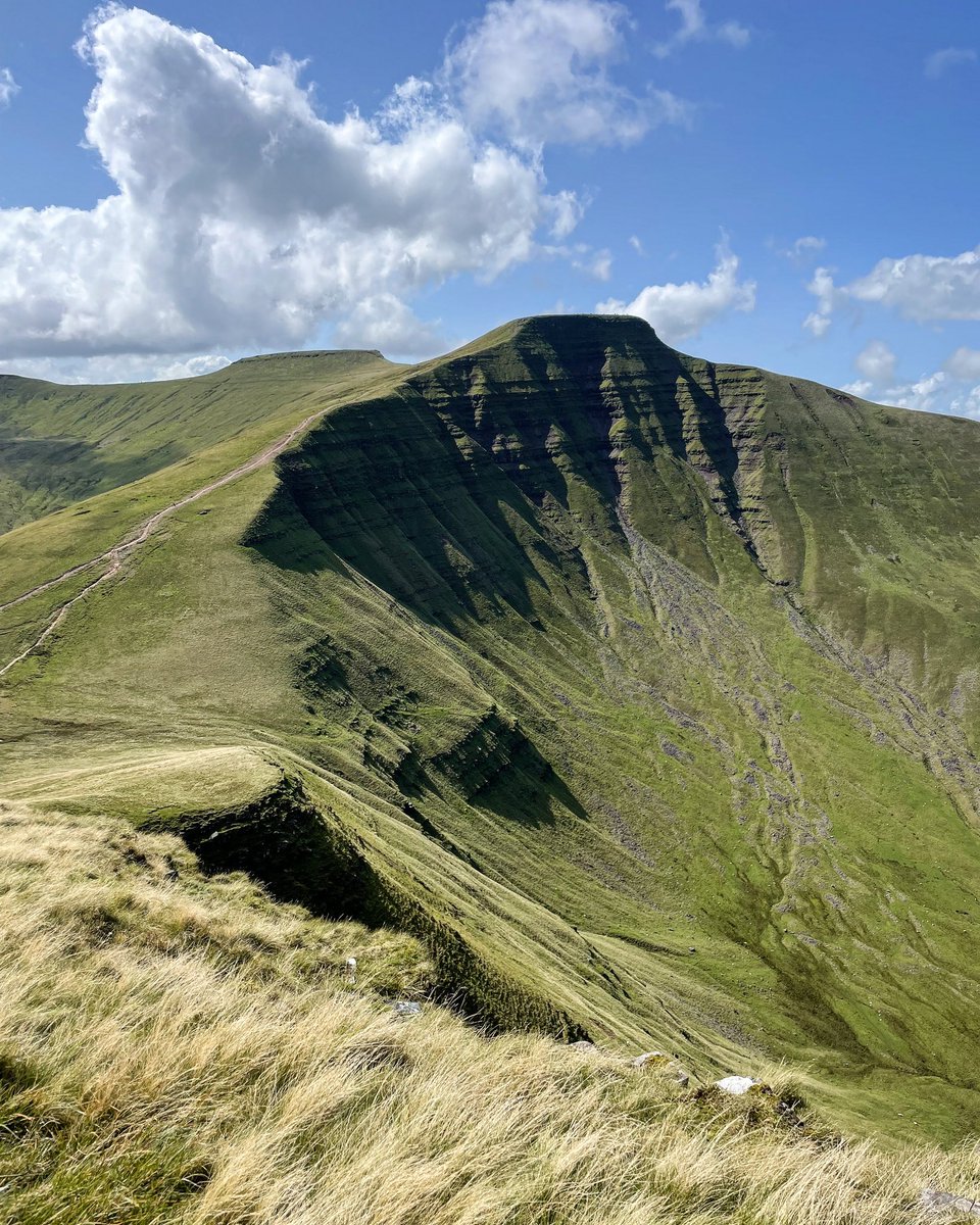 Looking back at the impressive NE face of Pen y Fan, with Corn Du behind. Taken from on the ascent of Cribyn. 😍🏴󠁧󠁢󠁷󠁬󠁳󠁿
.
——————————————
#bannaubrycheiniog #breconbeacons #cribyn #penyfan #wales #mountains #scenery #countryside #southwales #hiking #hike #getoutside #adventure