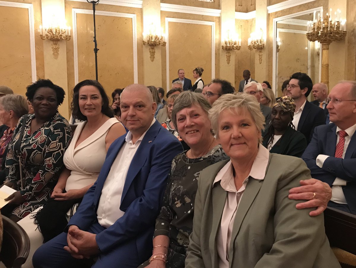 Een delegatie van vrijwilligers was op paleis Noordeinde voor de uitreiking van de Appeltjes van Oranje. 10 van de 85 buurtinitatieven waren aanwezig. Helaas geen appeltje voor de <a href="/DeGeusHsum/">Wijkcentrum De Geus</a> maar wel veel lof en waardering van het @OranjeFonds en het koninklijk paar #wijgaandoor