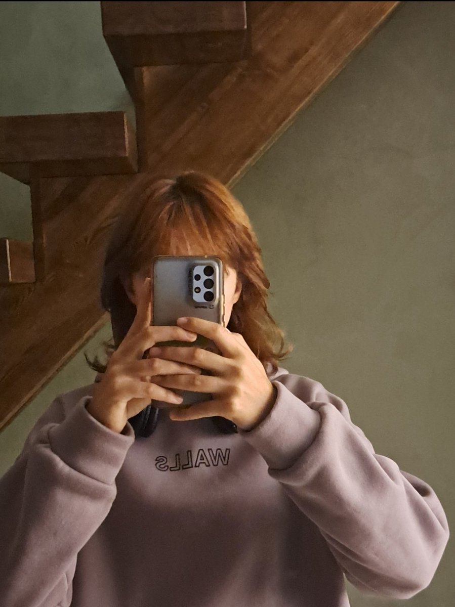 Mayouils's tweet image. in my walls hoodie everyday #STREAMWALLS