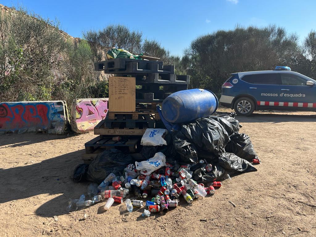 mossos's tweet photo. Denunciem els tres organitzadors d’una festa rave il·legal a Llagostera per un abocament de residus sòlids en un paratge natural https://t.co/W4dyNeK65X