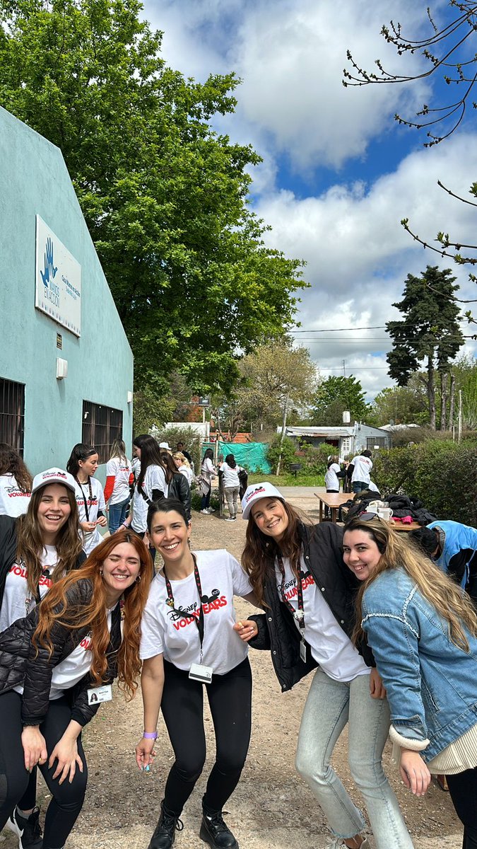Yanidafonte's tweet photo. El team Disney a full!! #Disneyvoluntears #Disney100 https://t.co/SFlRz3ZraZ