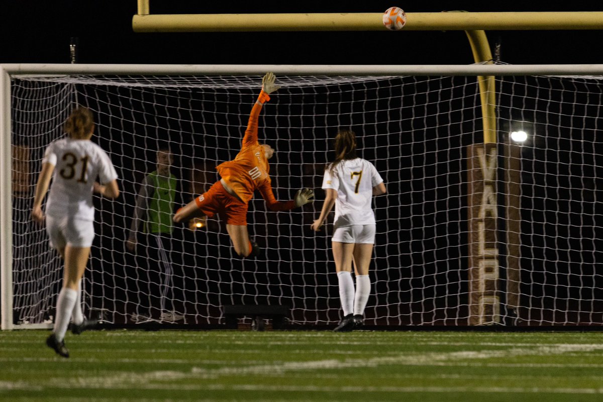 ValpoWSO's tweet photo. Back under the lights tomorrow! 
#RollBeacs #GoValpo 

@valpoathletics @nikkicoryell13 @samgountounas @abbywhite228 @allieanderson26 @nicole_norfolk @bdaisyy7 
📷 @a_j_stevens https://t.co/yptGl0grYD