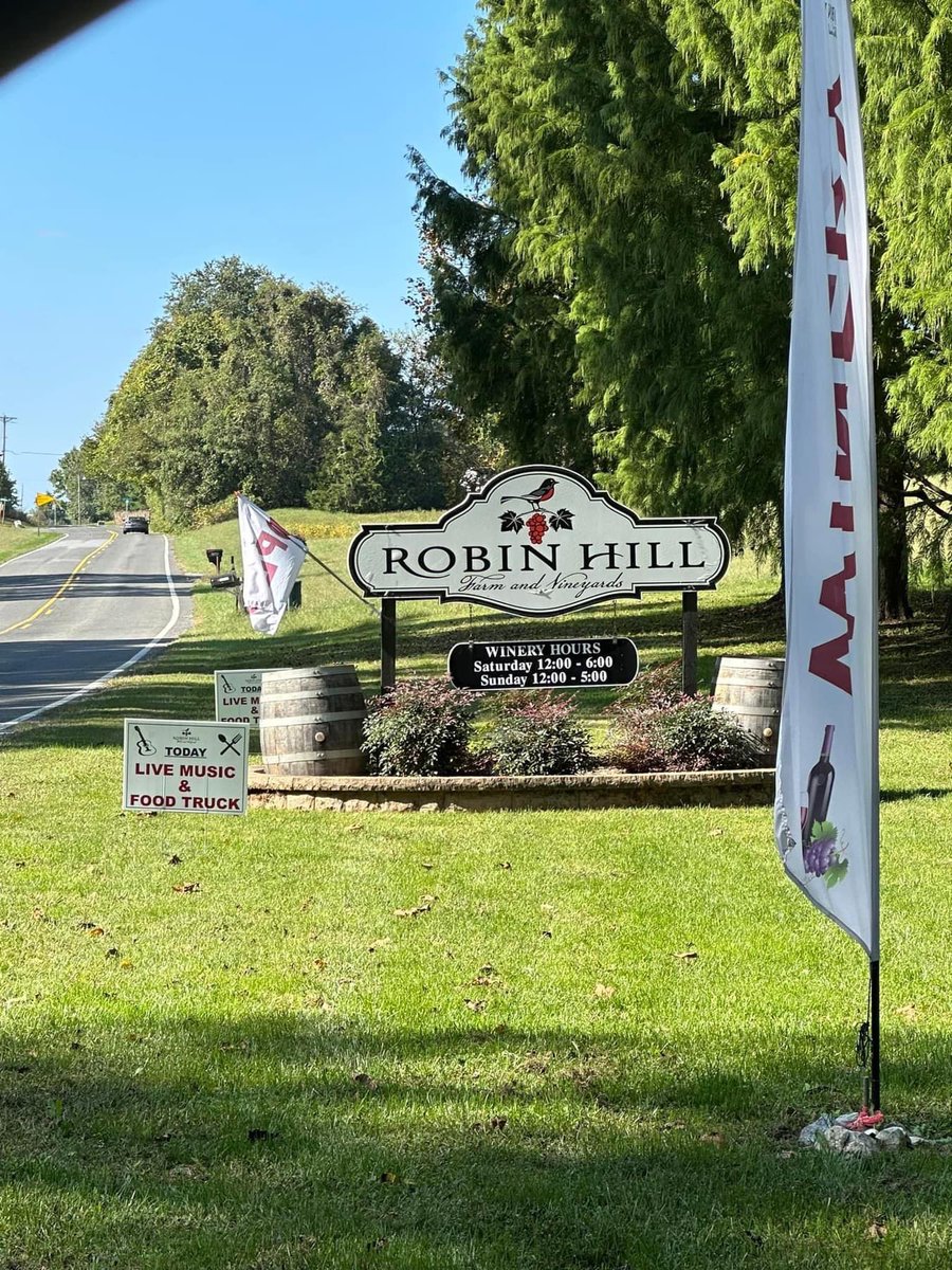 This past Sunday was a beautiful day to fellowship amongst mentors and mentees, our newest mothers of the National Harbor Chapter. The event was held at the picturesque Robin Hill Farm and Vineyards in Brandywine, Maryland.