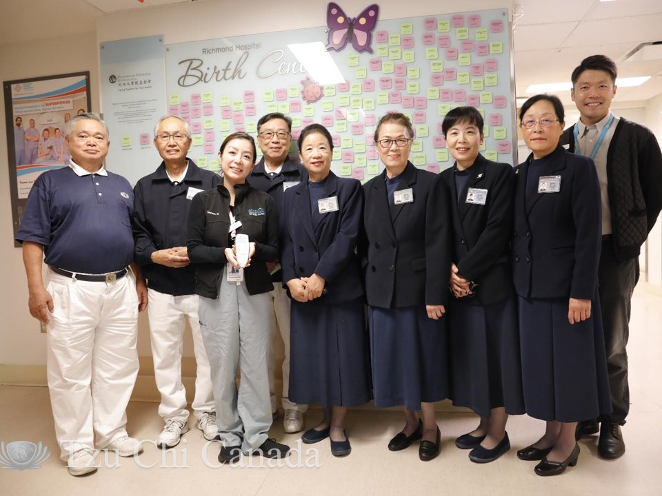 tzuchicanada's tweet photo. On 9/22, volunteers from Richmond Service District of @tzuchicanada were invited by Richmond Hospital to visit the neonatology center &amp; see demonstration of a new medical equipment, Jaundice Meter. This equipment was purchased by @tzuchicanada's $15000 donation made in Dec, 2022. https://t.co/ZsaWF1avuj