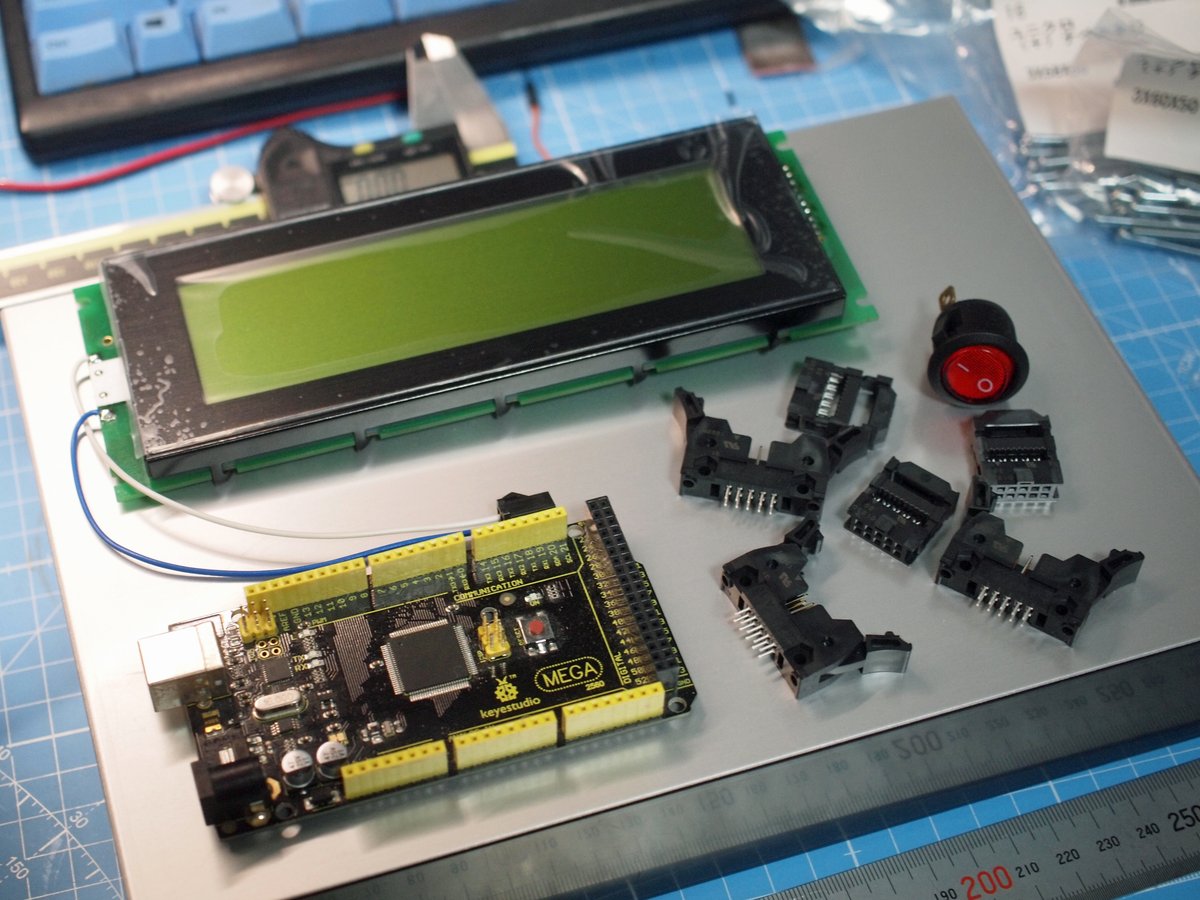 kurukuru_kaini's tweet photo. #プロクソン の #マイクロフライス #MF70 の #NC化 改造続き。タカチのケースと液晶が届いたが、俺としたことが、ちょっと大きすぎたかも。マイコン(Arduino互換機)とコネクタ、スイッチは手持ちのストックから。デコデコは買い足さないと足りなかった。ケース出来たら、プロクソンカラーに塗ろう。 https://t.co/OGxCzrgOgc