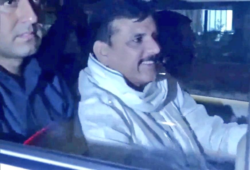 ऐ तानाशाह! तेरी क़ैद में हूँ बेशक़ तू सिर्फ देख! मेरे चेहरे की मुस्कराहट देख तझे खौफ आएगा। #AnahatSagar