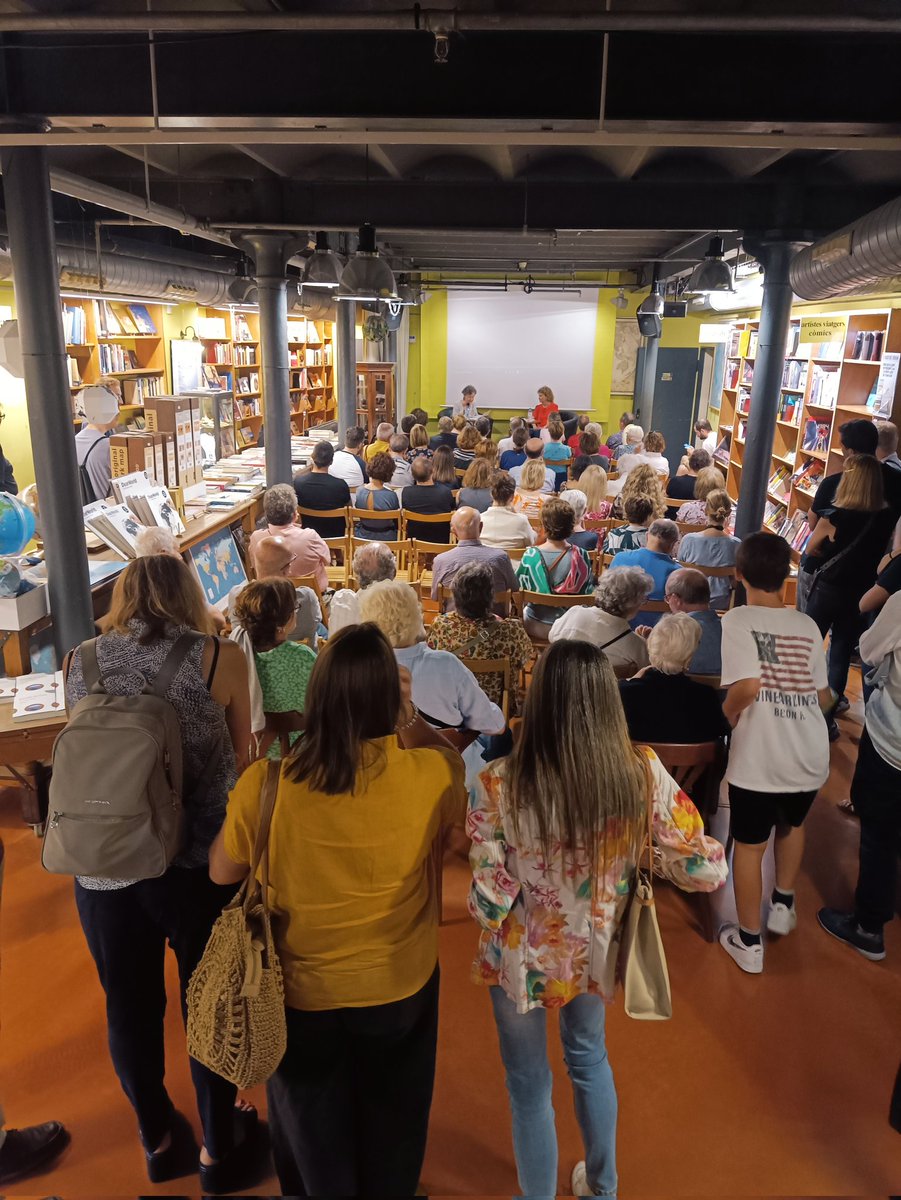 altairmagazine's tweet photo. Hoy llenazo en el #FòrumAltaïr con la presentación de 'Estrella de l'oest' (@Ed_Tripode) de @millat_dolors, que está acompañada de la escritora Maria Barbal✨ https://t.co/YK1XD5Ntmp