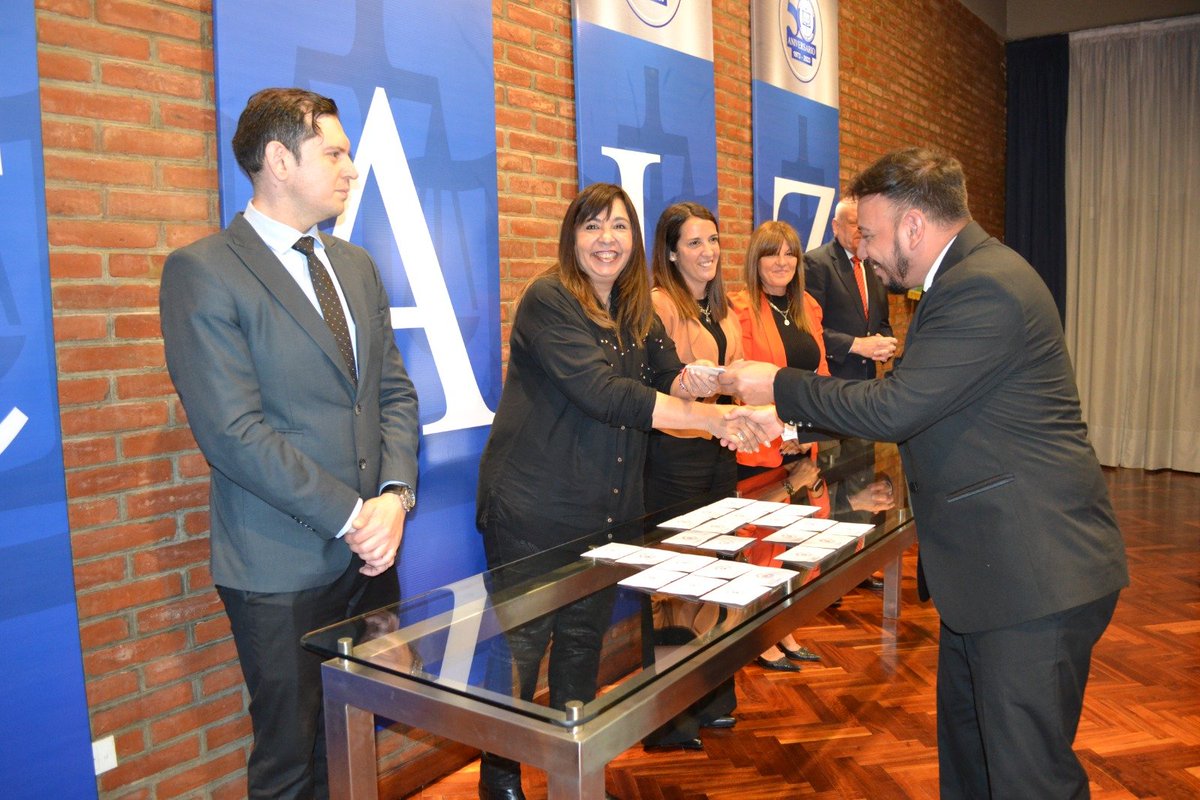calzlomas's tweet photo. 📌Los nuevos matriculados recibieron su credencial en la ceremonia de jura encabezada por la Dra. @VickyLorences, presidenta del #CALZ, acompañada por el vicepresidente II, Marcelo Pérez; la secretaria Daniela Greco; la prosecretaria, Mónica Del Bene; y el consejero Miguel Jara⬇️ https://t.co/GkvGuWmNfL