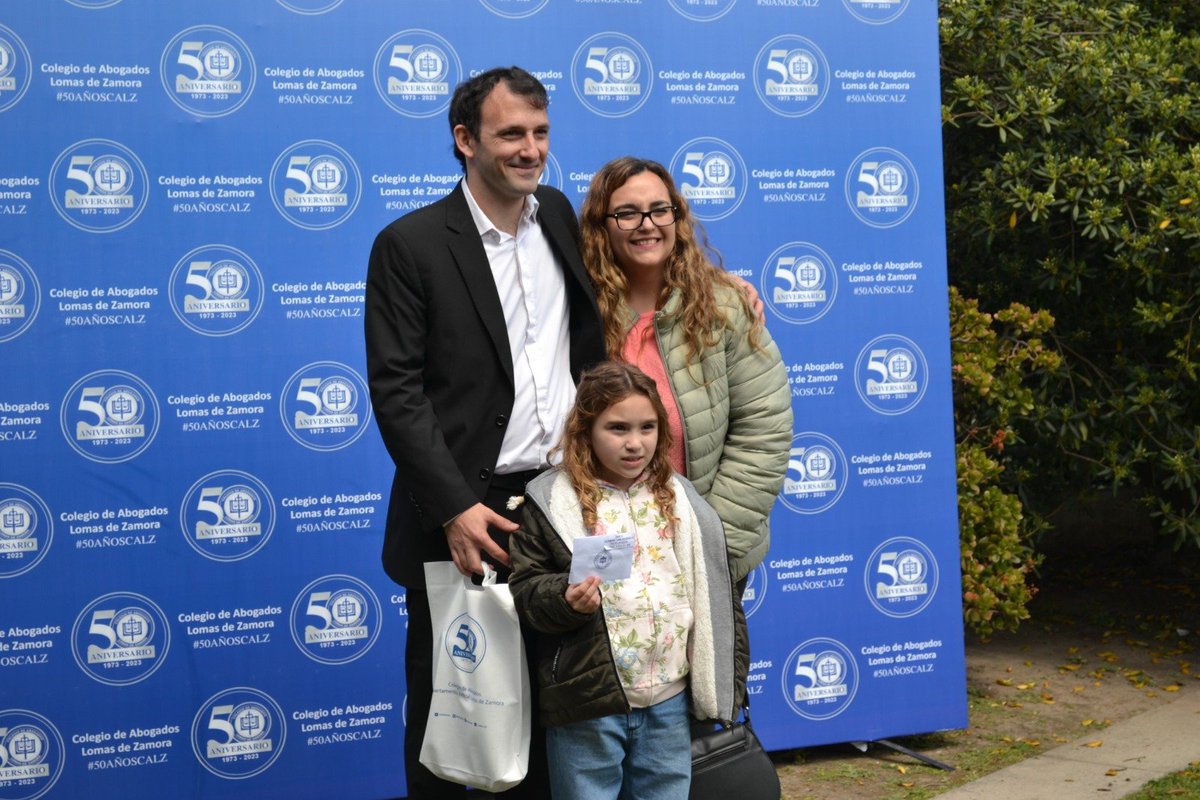 calzlomas's tweet photo. 📌Los nuevos matriculados recibieron su credencial en la ceremonia de jura encabezada por la Dra. @VickyLorences, presidenta del #CALZ, acompañada por el vicepresidente II, Marcelo Pérez; la secretaria Daniela Greco; la prosecretaria, Mónica Del Bene; y el consejero Miguel Jara⬇️ https://t.co/GkvGuWmNfL