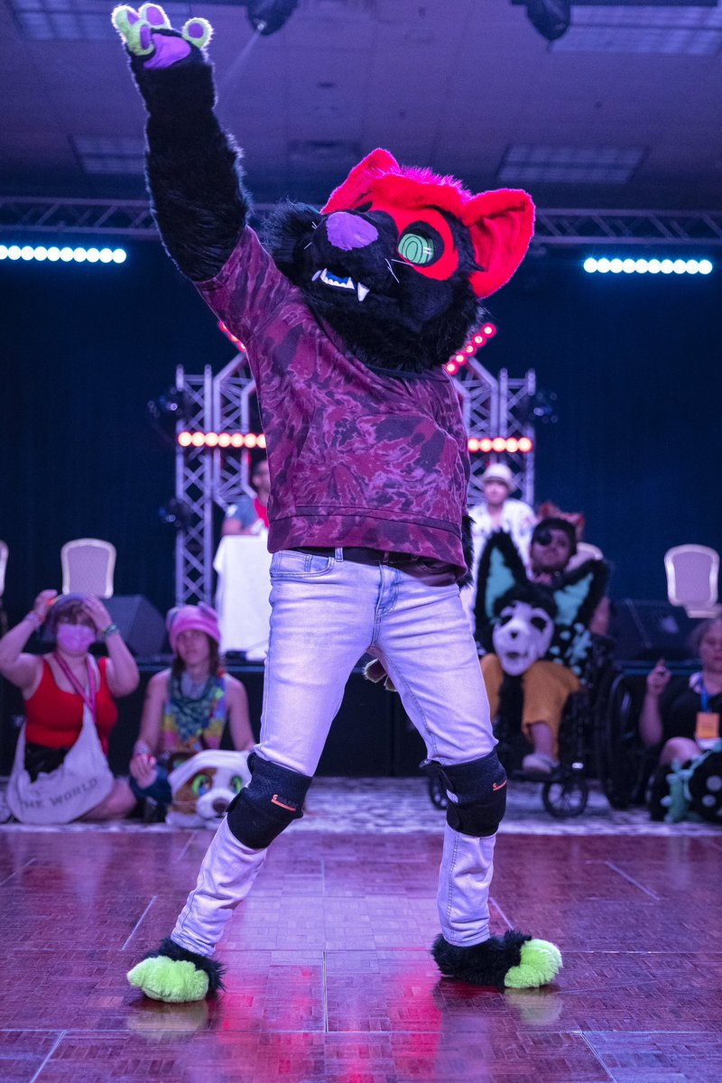 dire_walf's tweet image. Own the stage

🐾: @shaydestuckk 
📸:me

#indyfurcon23 #ifc23 #ifc2023 #indyfurcon #furrycon #furry #fursuit #fursuiting