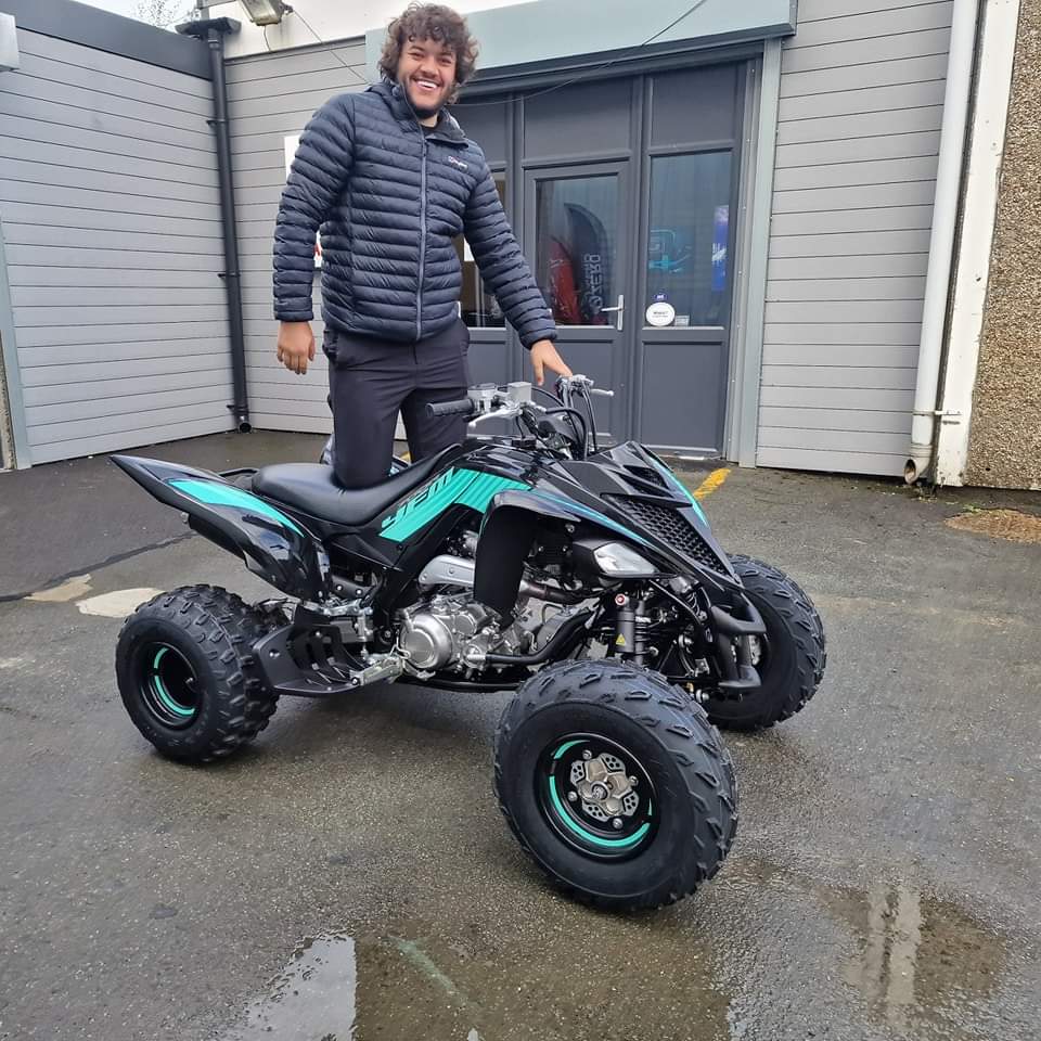 This very happy customer has just collected their new Yamaha YFM700R SE 
🔗whateverwheels.co.uk 

#atv #yfm #yamaharacing #yamaharaptor #yamahaatvracing #yamahaatv #raptor700 #yamahayfm700r #yamaha #WhateverwheelsYamaha #WhateverWheels #yfm700 #raptor #drivenbyvictory
