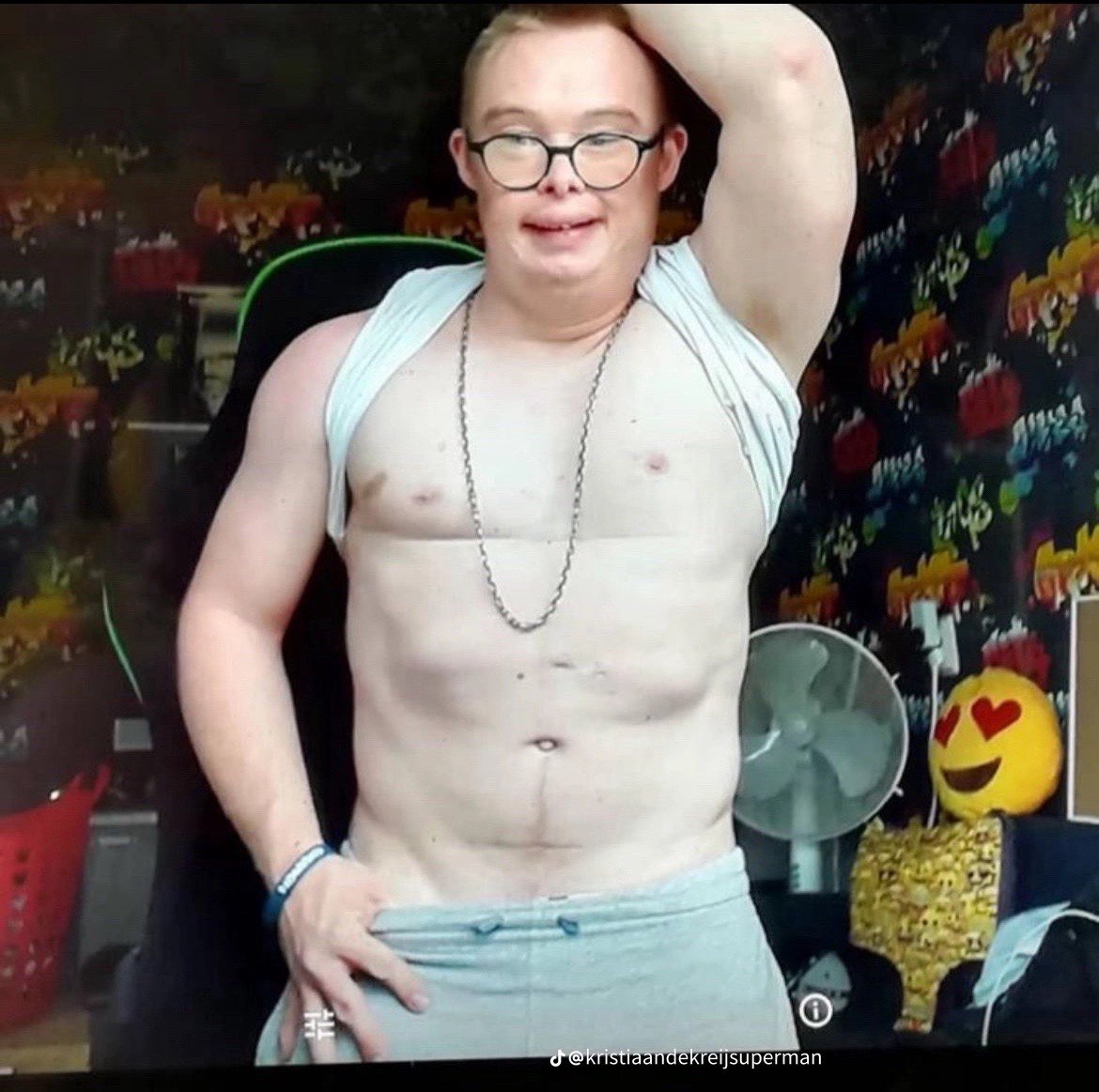 Antoon911's tweet photo. look how jacked he is :0 https://t.co/SS5HBCpSeP