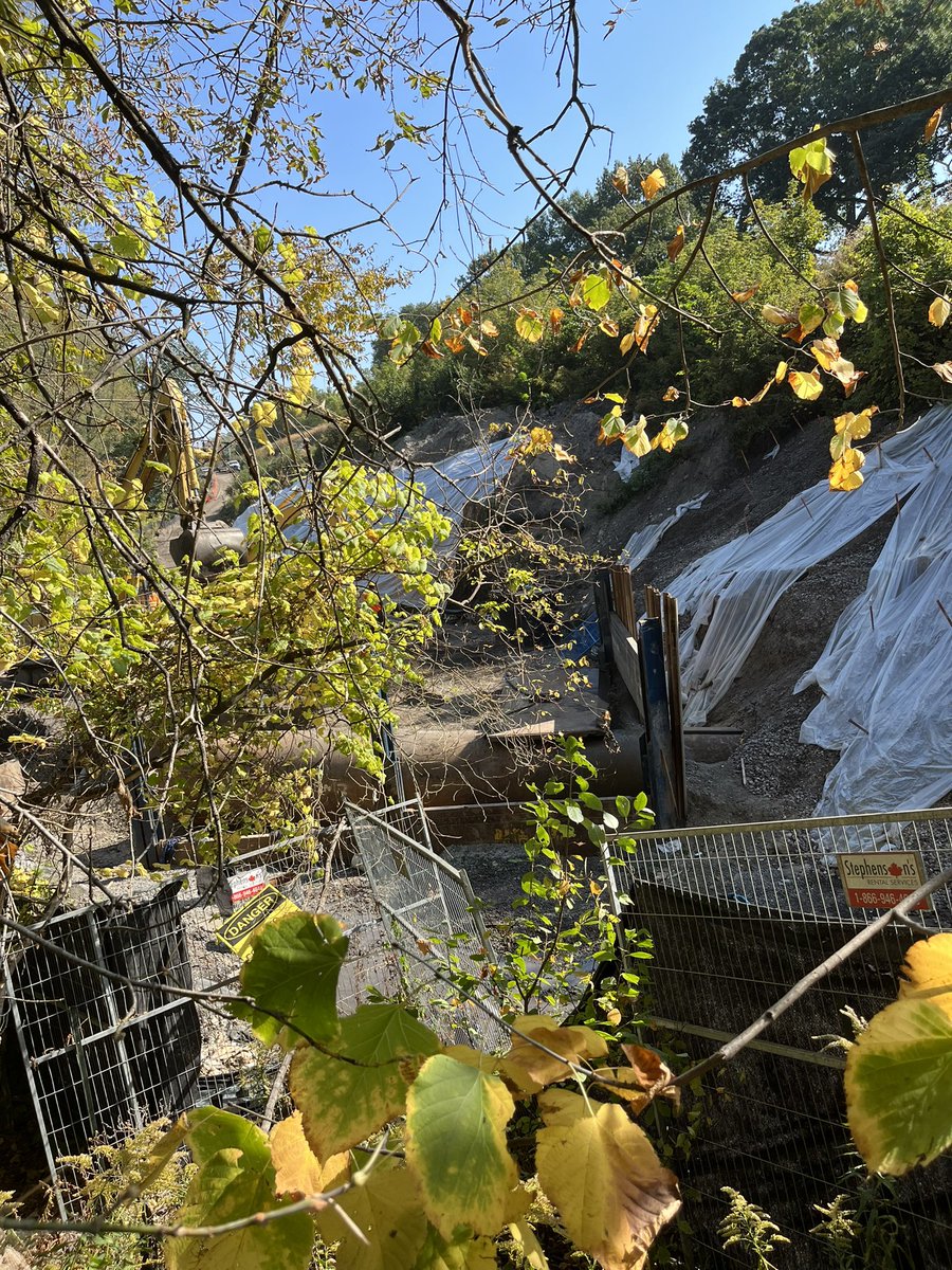 Since @Metrolinx @GOExpansion provide limited updates, here is @SmallsCreek today! Culvert is supposedly almost installed, a road still extends through the ravine and the connection is still lost. Lots of work still to be done @BradMBradford @TOtrees @marymargaretbey @TRCA_HQ