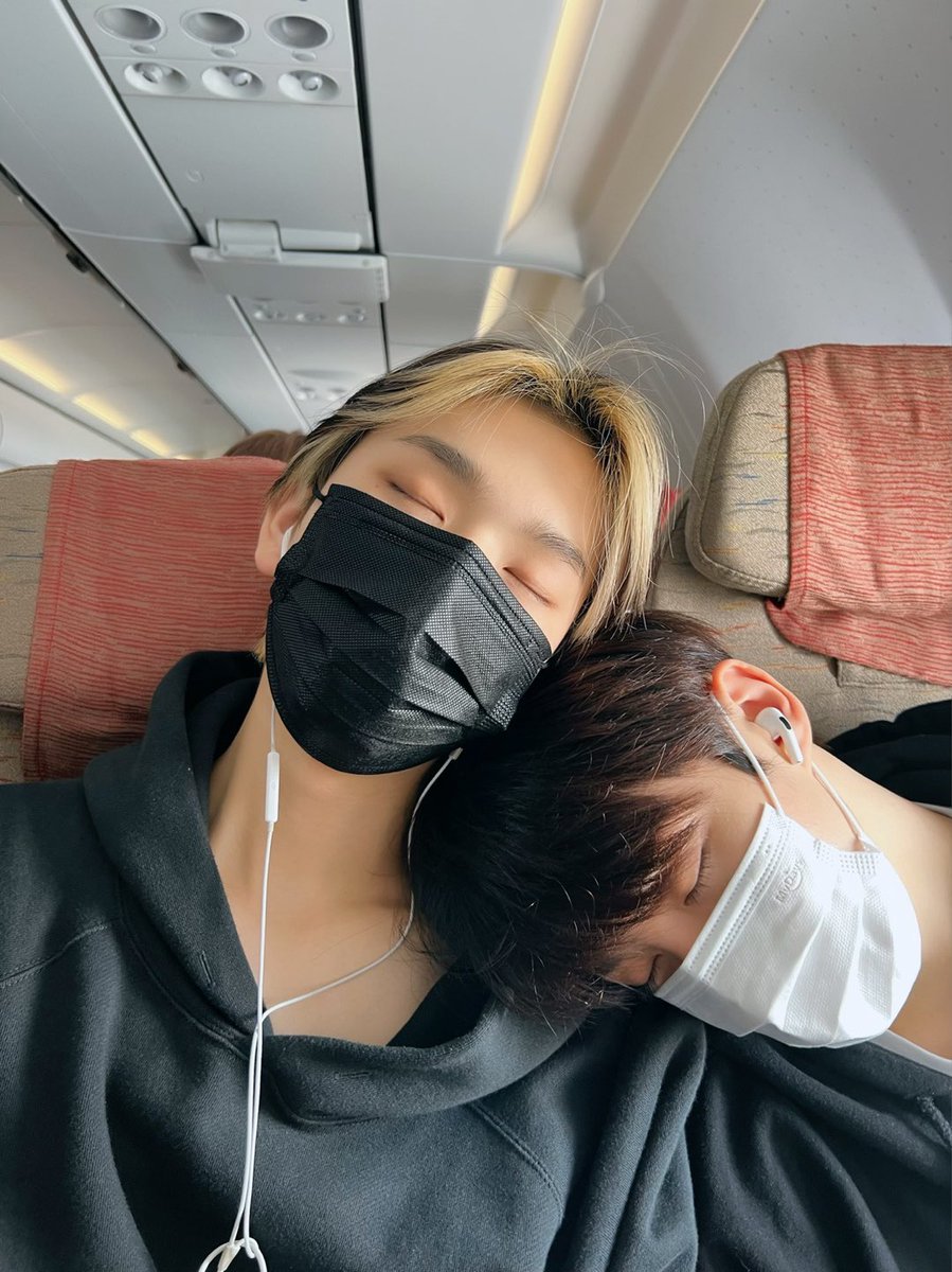 HM_wo0o's tweet photo. 생일만 되면 수상하게 눈 감고 딱붙어있는(진짜 붙어있음) 사진을 올리는 커플 그거 밳밍 https://t.co/8RIoEhEjke