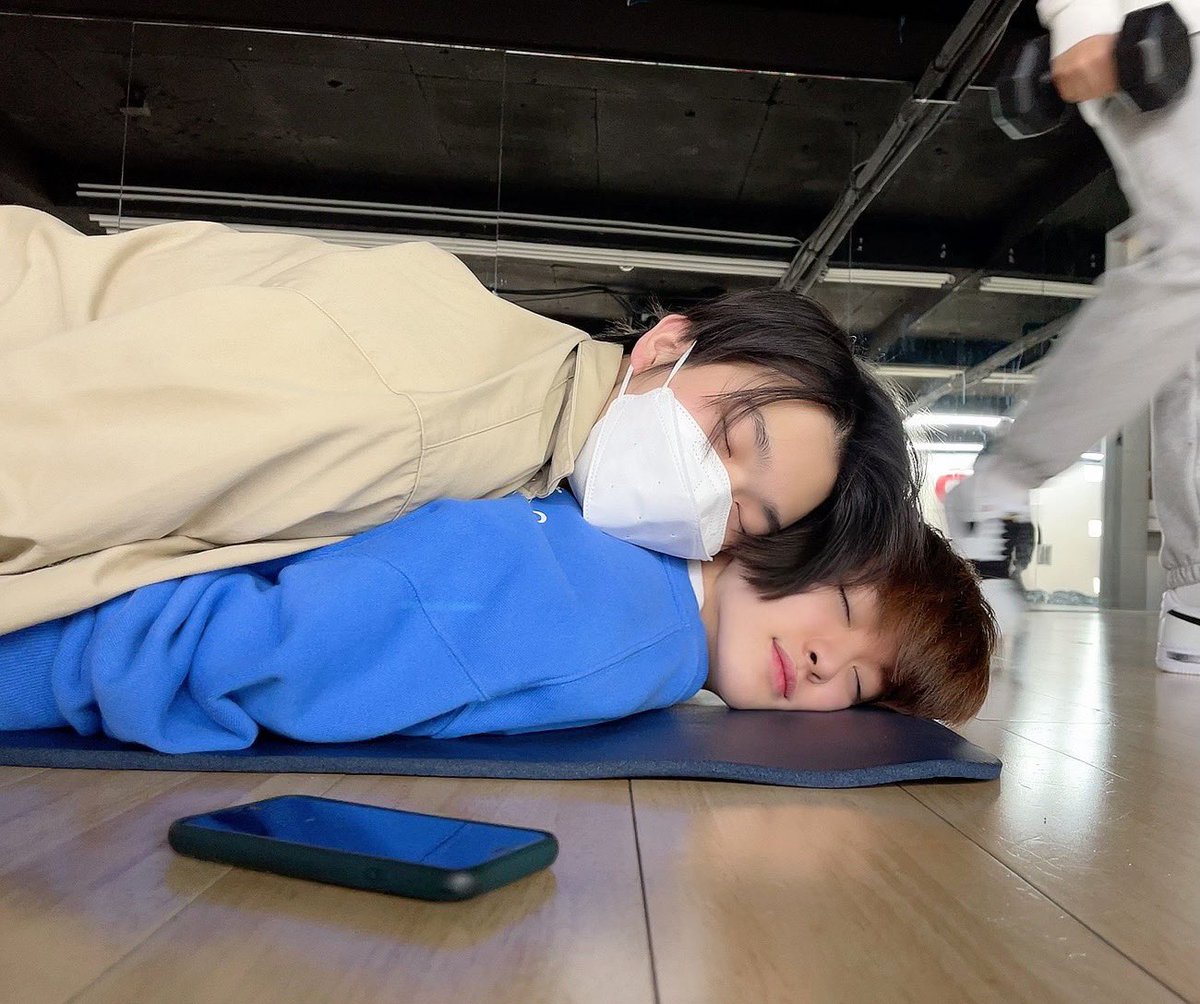 HM_wo0o's tweet photo. 생일만 되면 수상하게 눈 감고 딱붙어있는(진짜 붙어있음) 사진을 올리는 커플 그거 밳밍 https://t.co/8RIoEhEjke