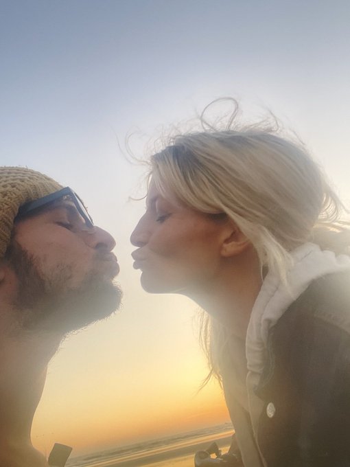 We kissed at sunset 😘 @KendraHeaux https://t.co/O2fyivjJ16<a class="tags" href="/tag/kendraheaux">@kendraheaux</a>