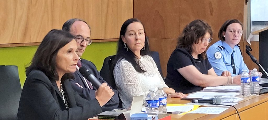 aclimoges's tweet photo. "Les mineurs et le harcèlement numérique" au cœur de la Nuit du Droit organisée à #Limoges.
Conférence-débat passionnante qui rassemble acteurs de la Justice, de la Gendarmerie, de l'École et l'Université pour informer, prévenir et lutter ensemble contre sur le #cyberharcèlement. https://t.co/0FEVKYkhbP