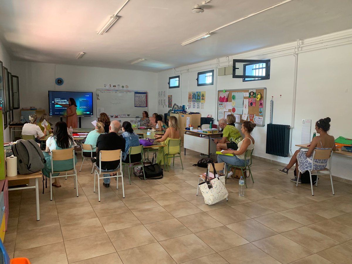 CEIPGuadalupe's tweet photo. Capacitación Aula Digital finalizada,  impartida por la ITED del centro @VictoriaCamposR para sacar un buen partido a los paneles digitales.  
@cprtrujillo @InnovacionForm @educacionEXT https://t.co/HDPj7CiBIP