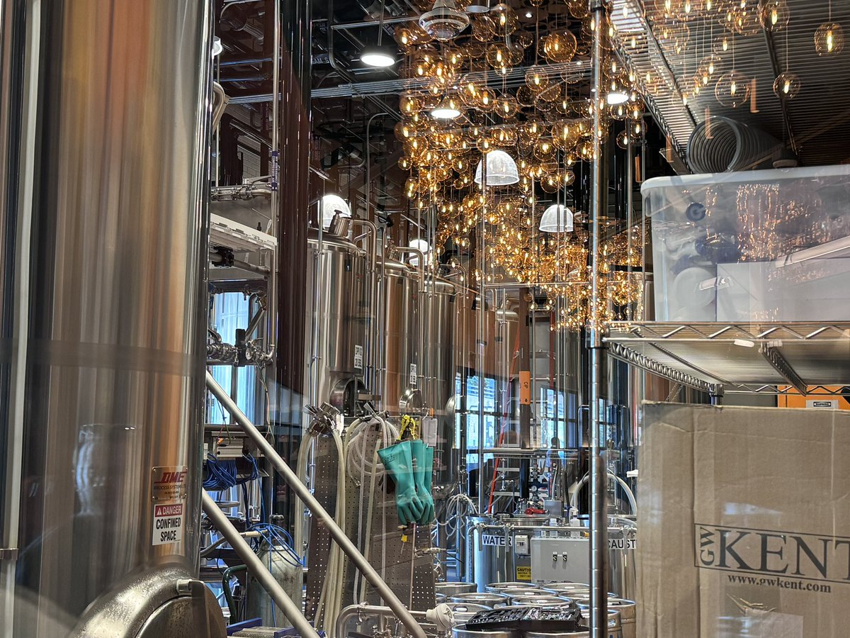 rodrakic's tweet photo. #Guinness opened a brewery in downtown Chicago. 

This is a pineapple coconut porter, brewed right here. It’s awesome. The fes braised lamb is solid too. #GuinnessOpenGate #Chicago https://t.co/aAsTTrIveD