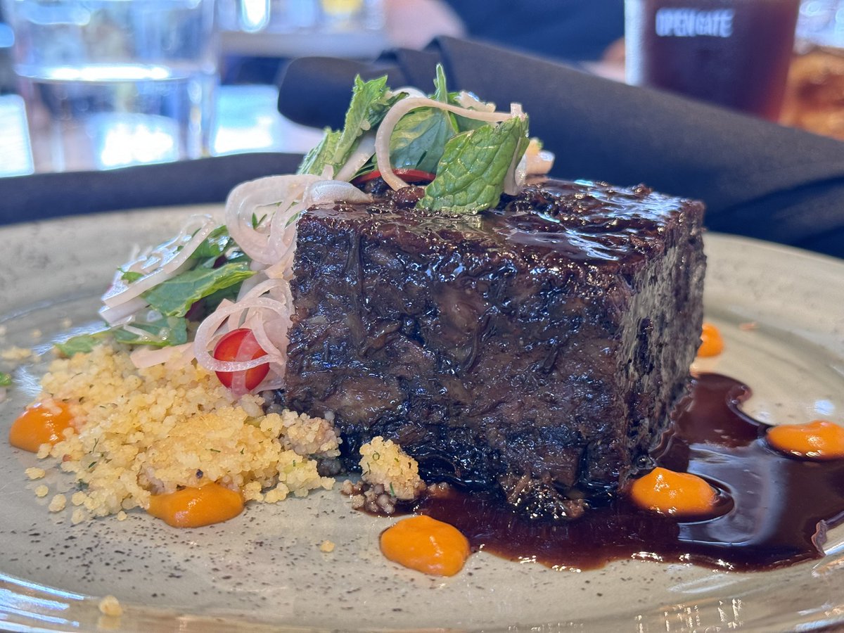 rodrakic's tweet photo. #Guinness opened a brewery in downtown Chicago. 

This is a pineapple coconut porter, brewed right here. It’s awesome. The fes braised lamb is solid too. #GuinnessOpenGate #Chicago https://t.co/aAsTTrIveD