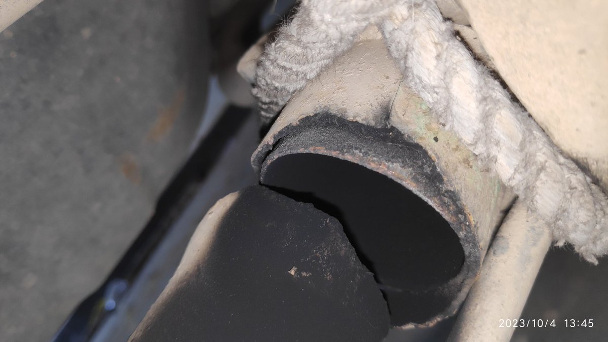 ChemistrypointU's tweet photo. @TataCompanies 
This is nexon disel car,,,in warranty period,,,it's silencer condition ,,
#जुगाड़
#Shameful 
#five star car,,, https://t.co/uFL9aq9O90