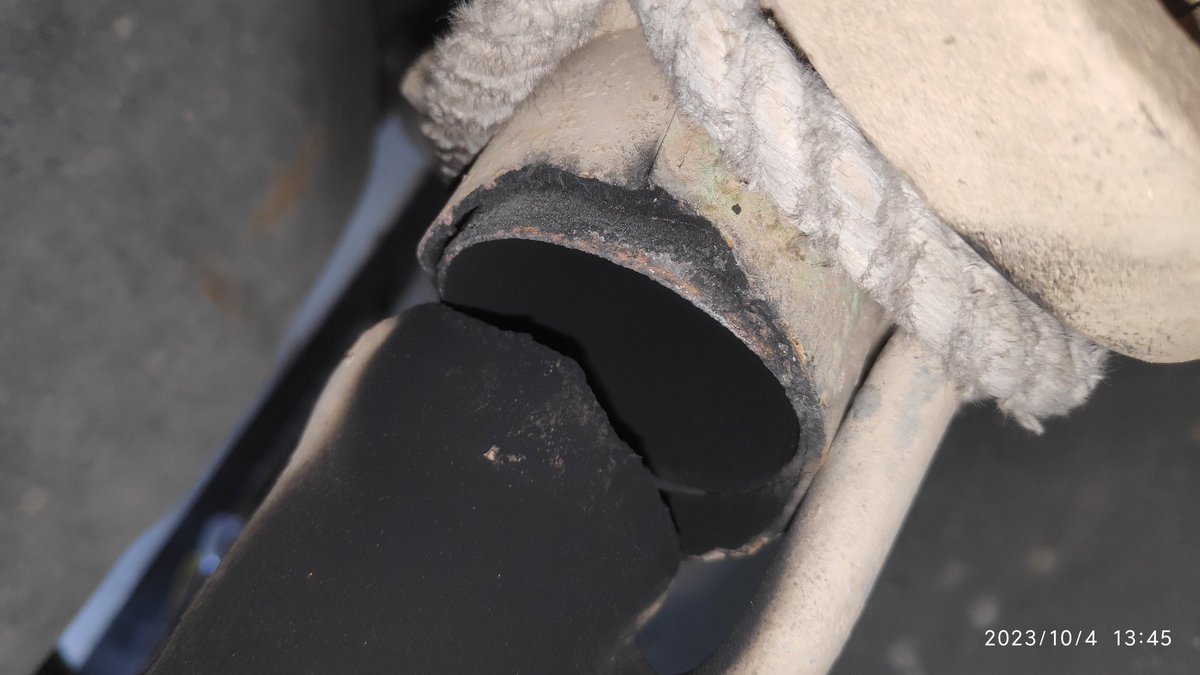 ChemistrypointU's tweet photo. @TataCompanies 
This is nexon disel car,,,in warranty period,,,it's silencer condition ,,
#जुगाड़
#Shameful 
#five star car,,, https://t.co/uFL9aq9O90