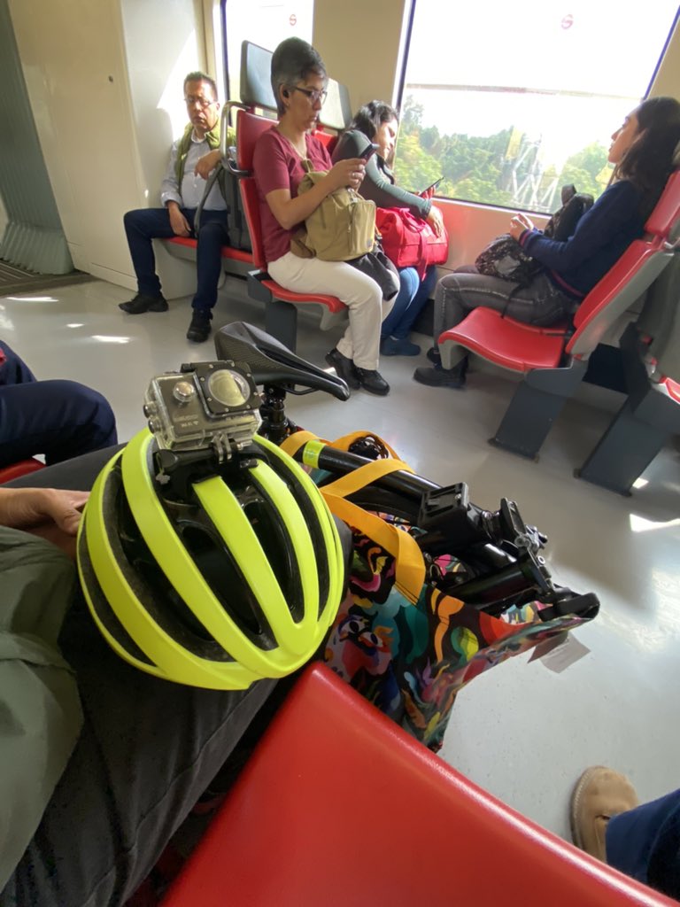 Haciendo la #intermodalidad metropolitana de @AlcaldiaMHmx a @GobIzcalli (38km)
🚲   —    🚇    —   🚲 
15’ - 5’ - 25’ - 5’ - 15’ 🟰1 h 5 min 

2 formas de llevar la bici en @Suburbanos: con funda o en bolsa con asa. 
💲23