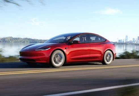Lonso0's tweet photo. ¡Crece 35 % Arrendamiento de Autos en México! 🚗💥

En los últimos tres años (entre el primer semestre del 2021 y el mismo lapso de 2023) el arrendamiento de vehículos ha crecido un 35% en México. Cada vez más personas eligen esta opción debido al aumento en las tasas de interés y los precios de los autos.

Según la AMDA, los vehículos destinados al arrendamiento representan ahora el 8% del total de autos financiados, con un aumento significativo desde el 6.3% en 2021. Esta tendencia ha afectado a los bancos y al autofinanciamiento, mientras que el arrendamiento ofrece ventajas como evitar el enganche.

¿El mercado automotriz está cambiando? 📈🚀

Fuente: @bitcar_mx