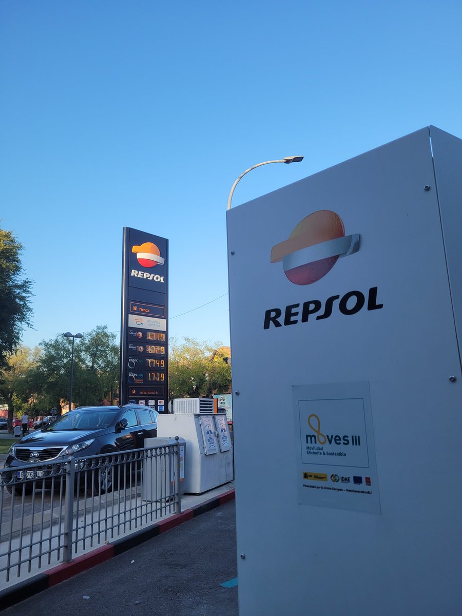 _Vicki21's tweet photo. Hoy nos vamos de caza en clase. Tengo que analizar tres imagotipos/isotipos/logotipos que encuentre en la calle. El primero que he cazado es el de la conocida marca Repsol. 
#SafariTipoUC3M https://t.co/FWqVinvblc