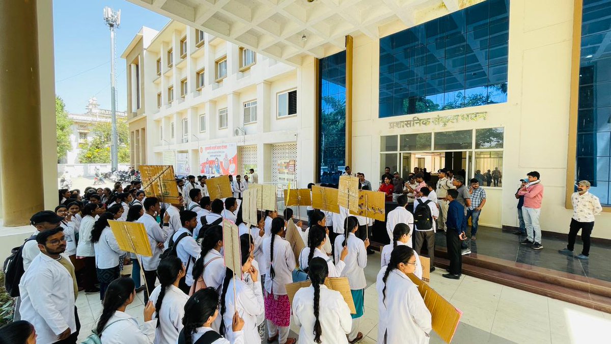 rajputyuvraj111's tweet photo. #Healersneedhealing
#Stipendlessthandailywages #delayeddegreedelayedprogress #आयुर्वेदकाडूबताभविष्य 
#अबकीबारआयुर्वेदछात्रकीहुंकार 
#MPAYUSHHOSHMEAAO #CARELESSAYUSHMP https://t.co/gdTT48X6IZ