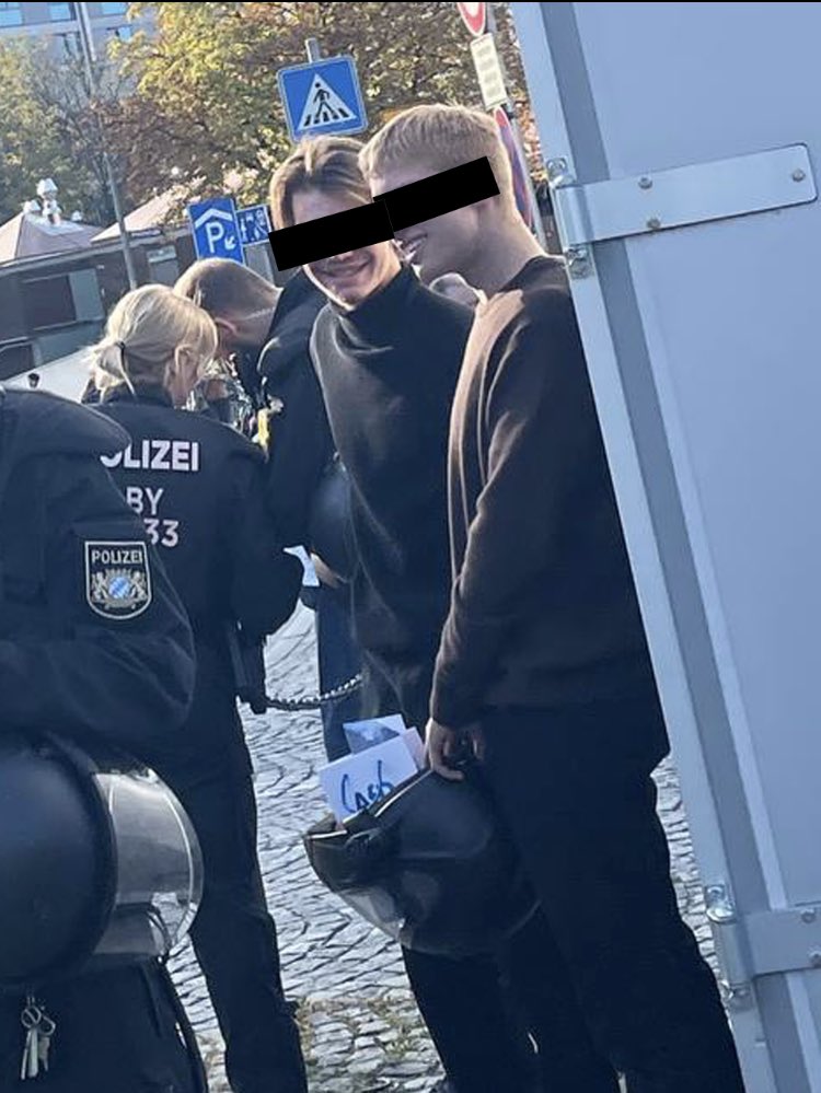 annamarinada11's tweet photo. Das sind die Zwei Jungs, auf die Tino Chrupalla zeigte, bevor er mit dem Krankenwagen weg gefahren wurde. Quelle: @jungefreiheit https://t.co/bL6lRs6LYo