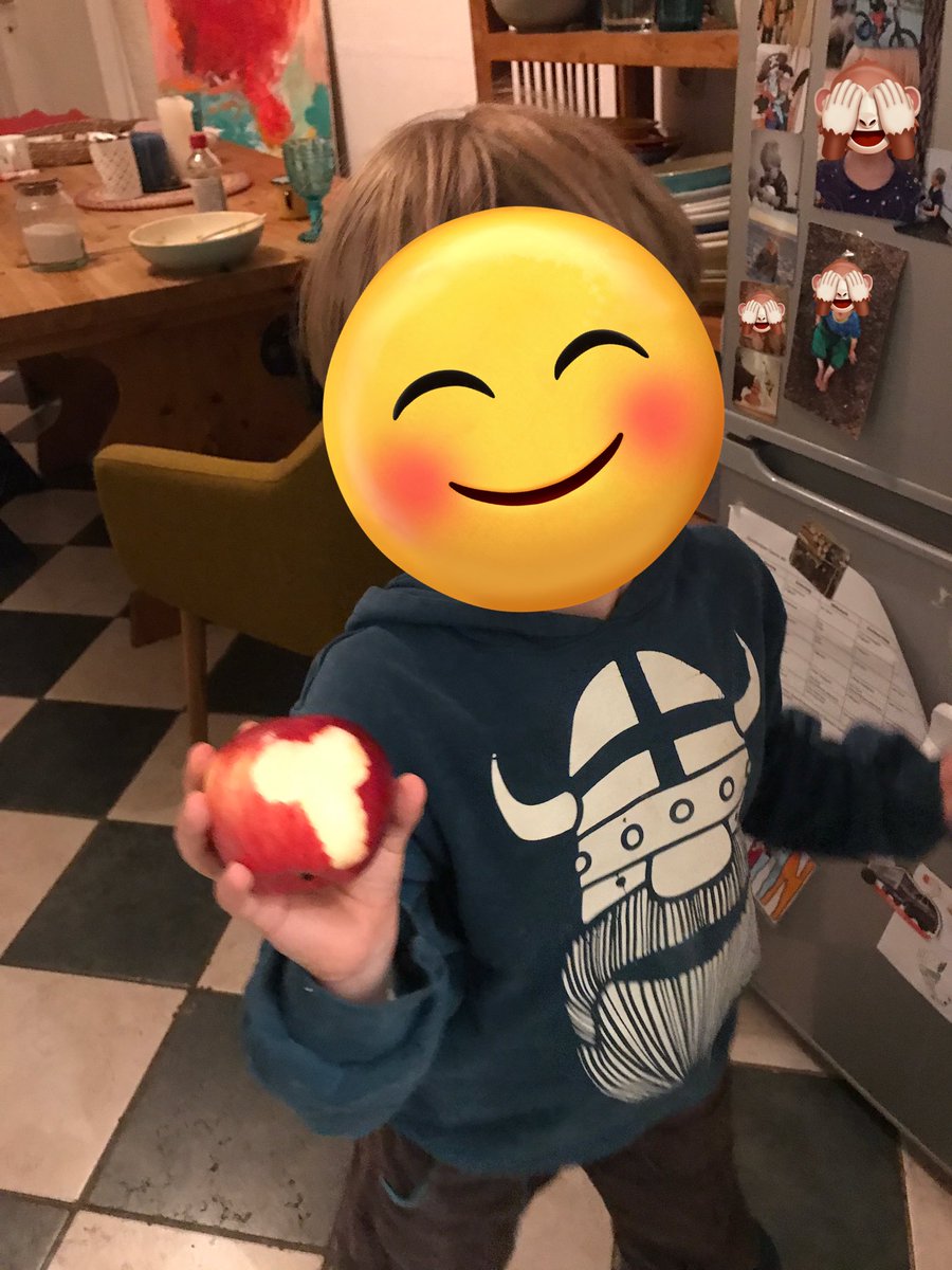 K3 hat einen Buchstaben in sein Apfel gebissen