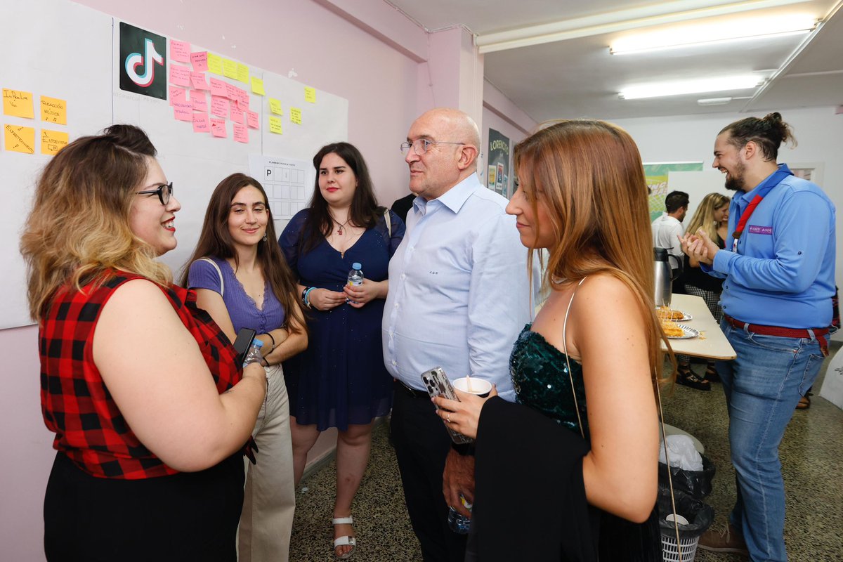 AyuntamientoVLL's tweet photo. El alcalde, @JesusJCarnero, acompañado por el concejal de Personas Mayores, Familia y Servicios Sociales, @Rodriniga, y la concejala de Juventud, @carolinadbp, visita las instalaciones del @cljvalladolid, e interviene en la asamblea ordinaria que ha tenido lugar esta tarde. https://t.co/rWpajtV8VN