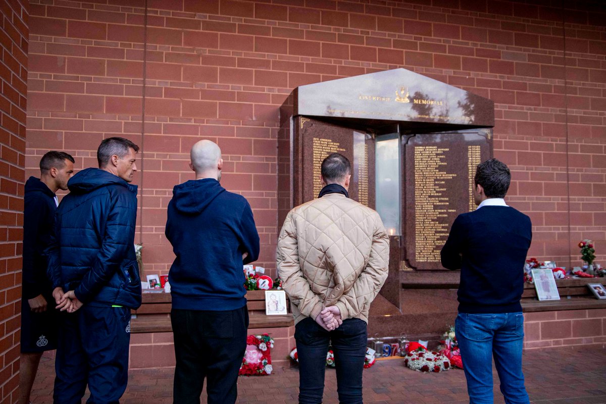 At our arrival at Anfield ahead of tonight's training session, we paid tribute to the 97 victims of the Hillsborough disaster. 

#LIVUSG #UEL #JFT97