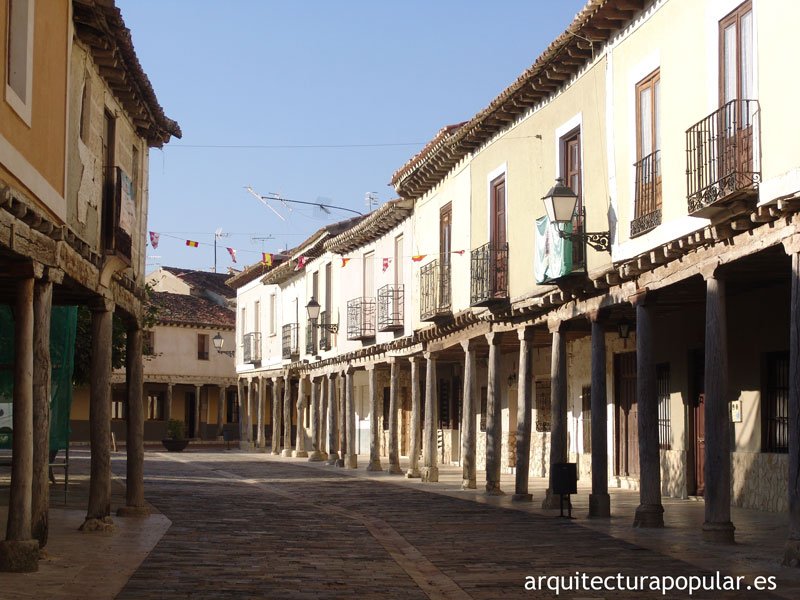 Ampudia, Palencia / Su entramado urbano se caracteriza por un viario de tipo regular definido por una serie de calles principales de considerable anchura. Sus soportales son un ejemplo de la arquitectura tradicional castellana @TurismoPalencia