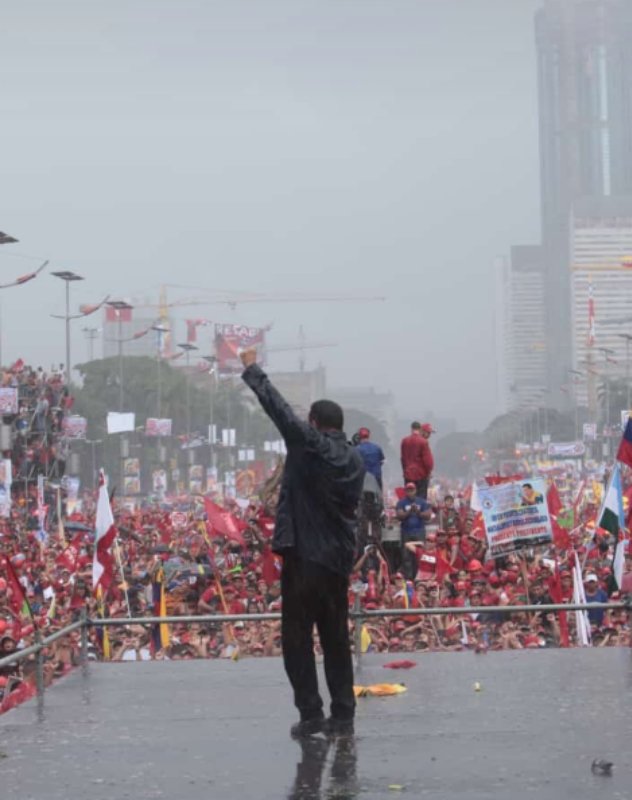 Hoy se cumplen 11 años del último discurso en una campaña del Comandante Chávez, un acto histórico, donde el sentir y amor de nuestro pueblo acompañó al líder de la Revolución. Seguimos de pie, defendiendo su legado en cada rincón de la Patria. #SomosMayoríaDePaz