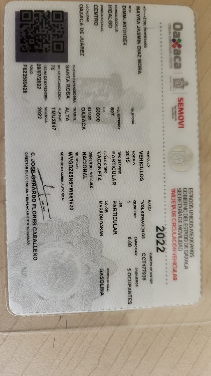 cuartodemillamx's tweet photo. Yo tuve un caso de esos compré una #vw #Tiguan 2015 en el estado de #México dónde la persona que vendía era una señora ya de edad avanzada y si tenía tarjeta de circulación, factura, pago de #factura, pagos de tenencias del 2015 hasta la fecha, carta factura, la camioneta se veía bien, no se veía alterada de su número de serie porque lo revisé, cheque la factura ante hacienda y la factura estaba timbrada ante el #SAT, yo soy originario de Zacatecas y fui por ella a México, antes de comprarla consulte un seguro de auto me la checo el asegurador obvio por medio de número de serie me comentó no tenía reporte no había sufrido accidente, entonces pues más confiado fui, ya una vez pagada la camioneta me regreso a #Zacatecas, sin ningún problema en el camino ni retén nada todo bien, el problema empezó cuando empiezo hacer cambio de propietario, me dicen mi factura es apócrifa, yo bien sacado de onda dije como si tengo carta factura, tengo el comprobante del pago de la factura, me mandan al ministerio público a qué la autoridad revise mi camioneta checan número de serie y me dicen se ve bien no se ve alterado entonces en mi pensar dije la factura es la del problema me comunico a la agencia pues ahí me dicen esa factura no fue emitida por ellos ahí empezó mi sufrimiento, en mi pensar dije bueno si en Zacatecas no puedo me voy al estado de #Aguascalientes ahí viven mis familiares y empiezo hacer el trámite para mis placas y en Aguascalientes yo no sabía que es todo un proceso bien donde hay personas capacitadas para checar los carros de todo a todo la llevo y lo primero que hicieron  metieron un scaner, primera altera el número de serie no coincide con el del chasis, le ponen un líquido especial al número de serie del chasis y se empieza a desprender pintura y se empieza a notar todo.tayado, para esto yo iba con la idea de que ya lo habían revisado en mi estado y me dijieron se ve todo bien, y la realidad fue otra, salió la información verdadera era una Tiguan 2011 no 2015 tenía reporte de robo de agosto yo la compré en septiembre del mismo año, tenía copia del INE de la perona que me lo vendió pues también era falsa la INE, gracias a Dios no me llevaron preso, tenía también una carta responsiva firmada por la vendedora y de nada sirvió, me quedé sin camioneta sin dinero para pagar abogado para tratar de recuperarla, la verdad ahorita el fraude vehícular a ido subiendo de nivel cada vez más