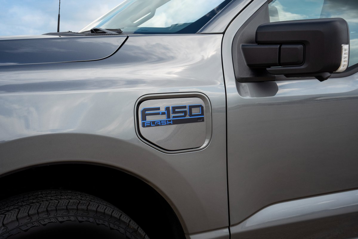 GaudinFord's tweet image. Ford introduces the F-150 Lightning Flash: tech-savvy, &amp;lt;$70K with a 320-mile battery range, BlueCruise hands-free &amp;amp; 15.5&quot; touchscreen. A blend of EV tech, affordability &amp;amp; F-150 versatility. 

#Ford #F150LightningFlash #EVTechnology