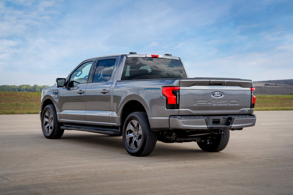 GaudinFord's tweet image. Ford introduces the F-150 Lightning Flash: tech-savvy, &amp;lt;$70K with a 320-mile battery range, BlueCruise hands-free &amp;amp; 15.5&quot; touchscreen. A blend of EV tech, affordability &amp;amp; F-150 versatility. 

#Ford #F150LightningFlash #EVTechnology