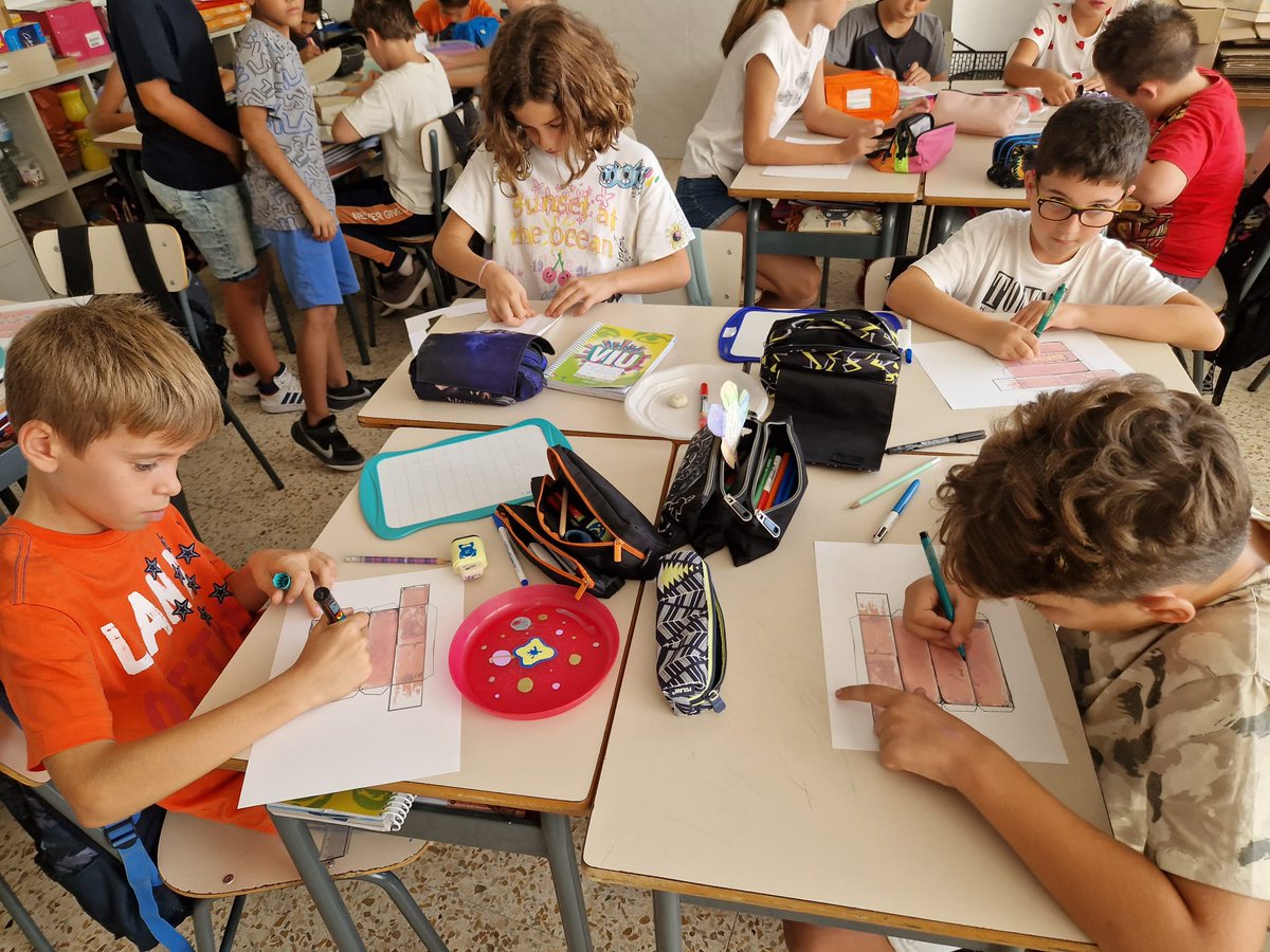 Avui ha estat una jornada ben especial. Hem celebrat el dia de Sant Francesc amb tot d'activitats, relacionades amb el patró del Col·legi, els nostres valors com a escola i amb la Natura. 
Us en deixem algunes imatges!!