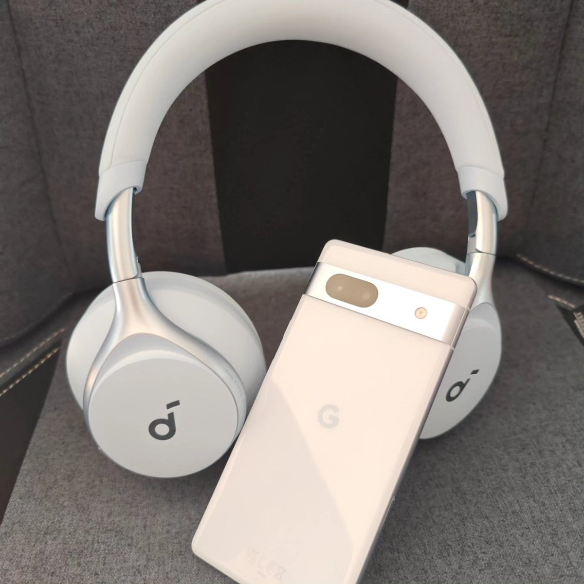 emojitechreview's tweet photo. I love how closely the @soundcoreaudio Space One headset matches my @googlepixel 7a! https://t.co/pIRaEDSEs5